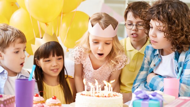 Hele klas op verjaardag om uitsluiting voor te zijn? ‘Onzin, kind moet leren omgaan met tegenslag’